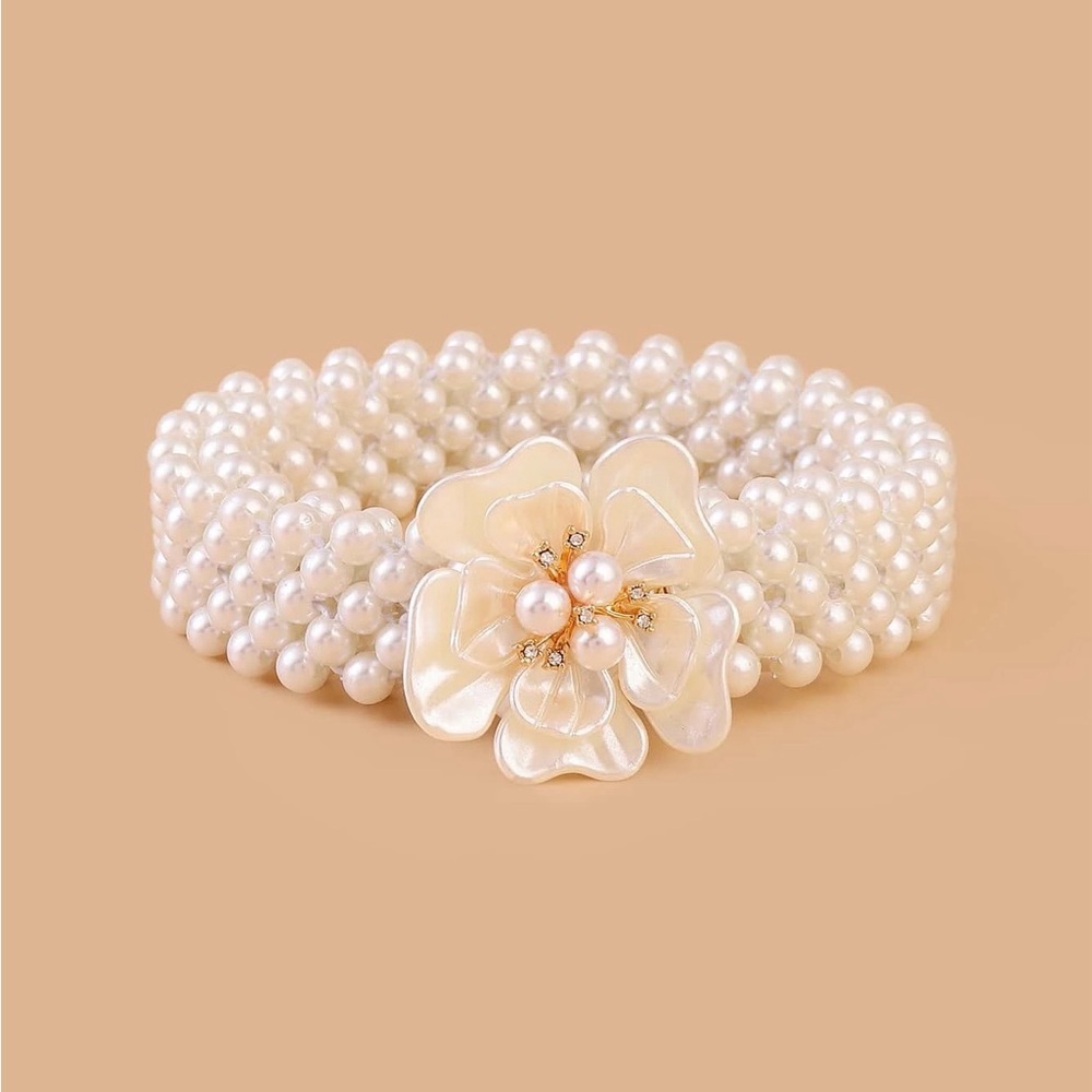 Elegant Pearl Bracelet with Floral Accent